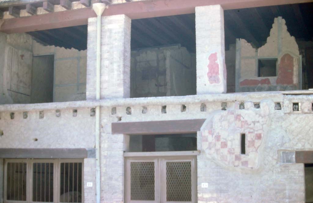 V.15 Herculaneum, in centre. 7th August 1976. Upper floor of House of Bicentenary.
Photo courtesy of Rick Bauer, from Dr George Fay’s slides collection.